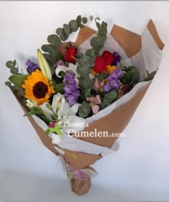 221 | Moderno ramo con follajes, liliums, rosas, alelies